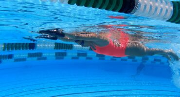 para-swimmer in H position swimming in piil.