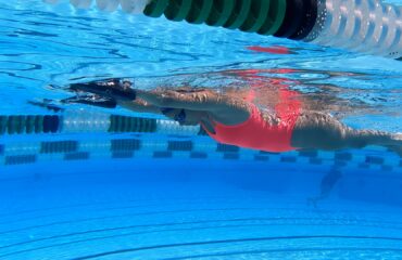 para-swimmer in H position swimming in piil.